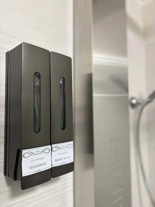 Dispenser di shampoo e bagnoschiuma nella doccia