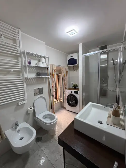 Bagno con doccia, bidet, lavabo e lavatrice