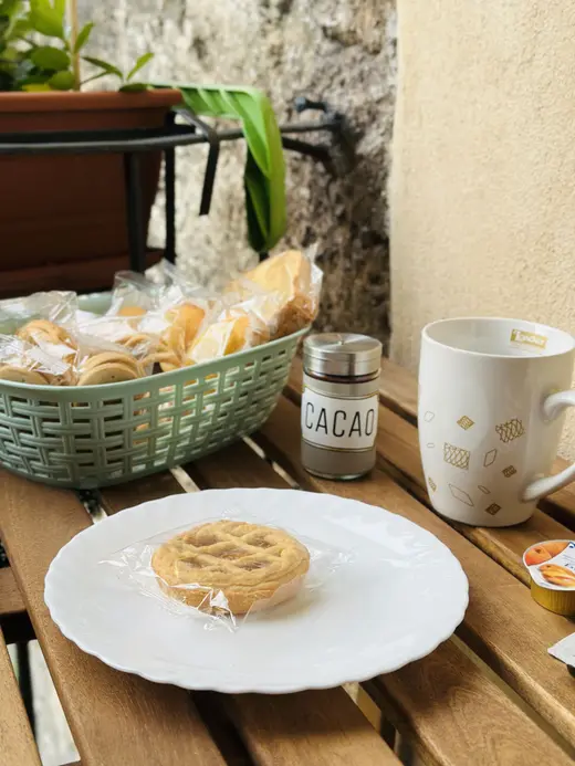 Tazza e dolci per la colazione sul balcone