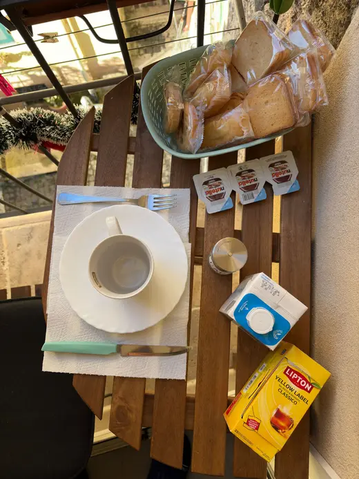 Colazione servita sul tavolino del balcone