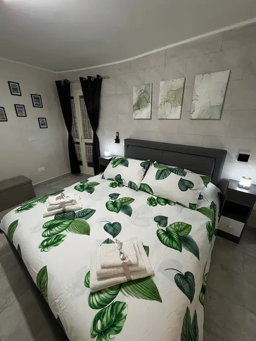 Letto preparato con asciugamani puliti per gli ospiti