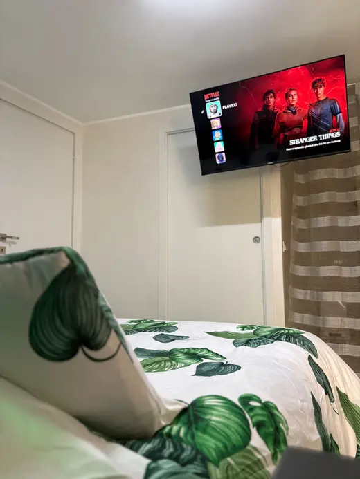 Smart TV con Netflix a parete nella camera da letto
