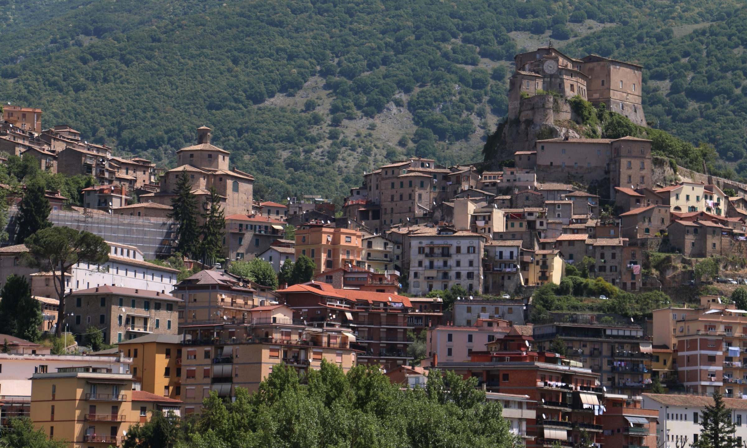 Veduta di Subiaco con la Rocca Abbaziale