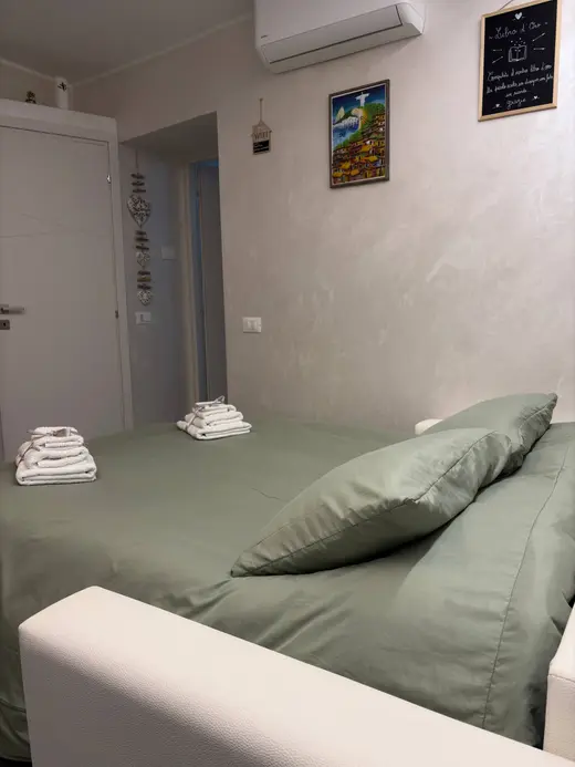 Divano letto preparato con lenzuola e asciugamani